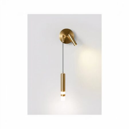 Aplique con base redonda dorada fijada a la pared, suspensión en forma de tubo con un extremo luminoso. A la derecha hay un panel de lectura dorado iluminado, que apunta hacia la derecha.