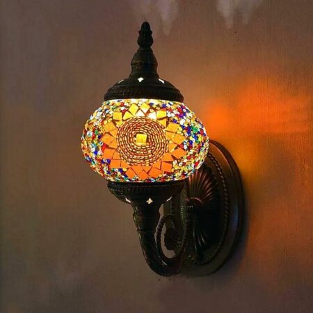 se enciende un aplique de mosaico de estilo oriental en color naranja-rojo-amarillo.