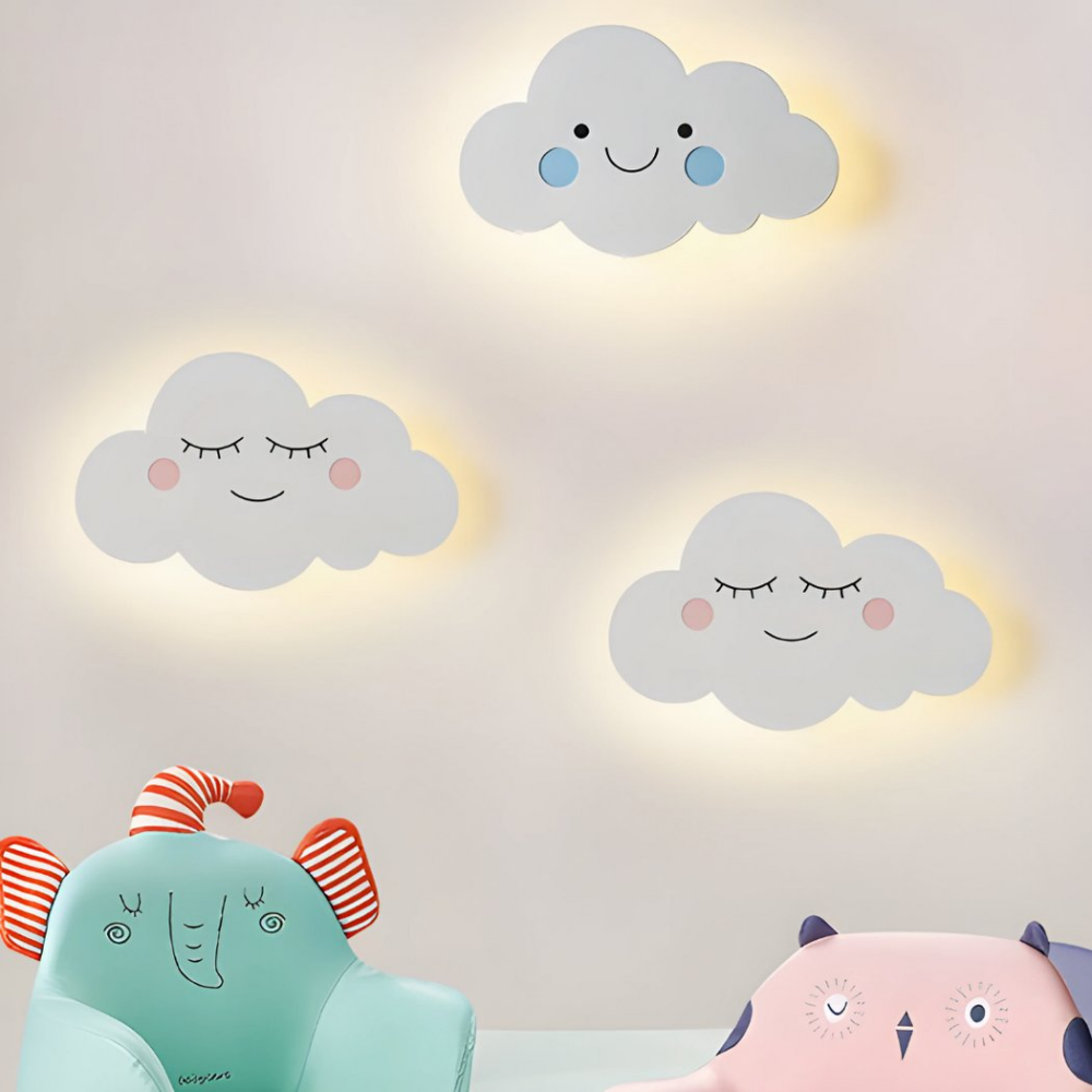 Tres apliques de nubes sonrientes cuelgan en el dormitorio de los niños junto a asientos de animales