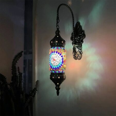 vemos un aplique en una pared es de mosaico de estilo oriental y multicolor