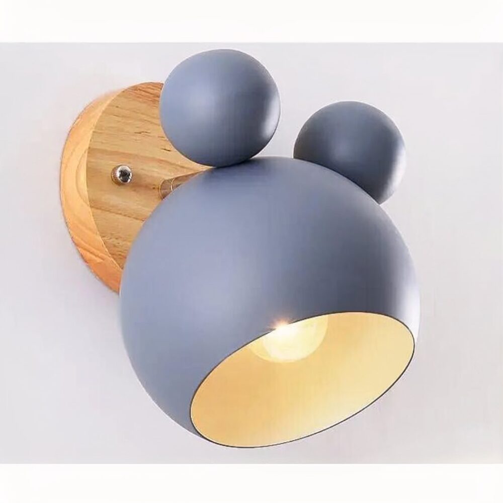 se muestra una lámpara de pared gris estilo Mickey Mouse para el dormitorio de un niño sobre un fondo blanco