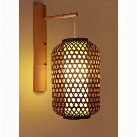 vemos un aplique de bambú de estilo bohemio colgado de una pared
