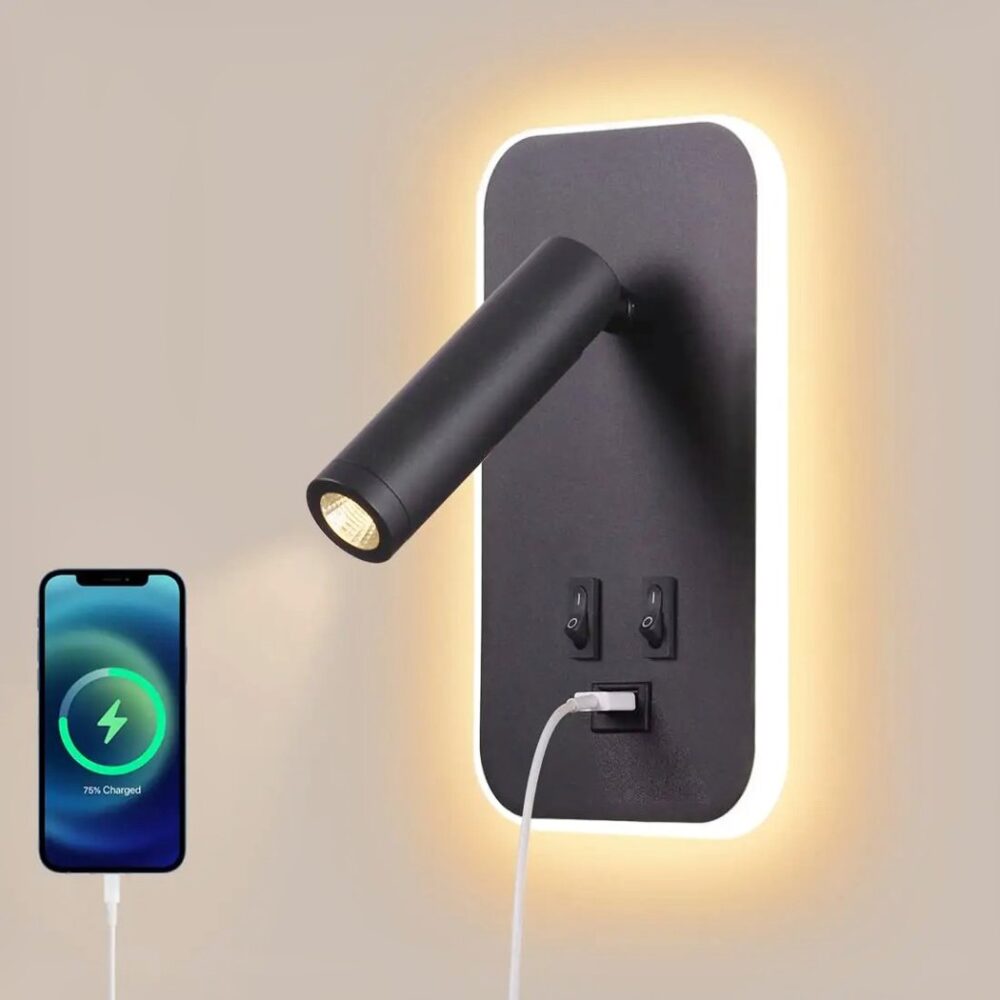 Lámpara de lectura de pared de color beige con una fuente de luz contra la pared y otra a través de un deporte frontal giratorio, encendida mediante dos interruptores y con una toma USB en la que se enchufa un teléfono para cargarlo.