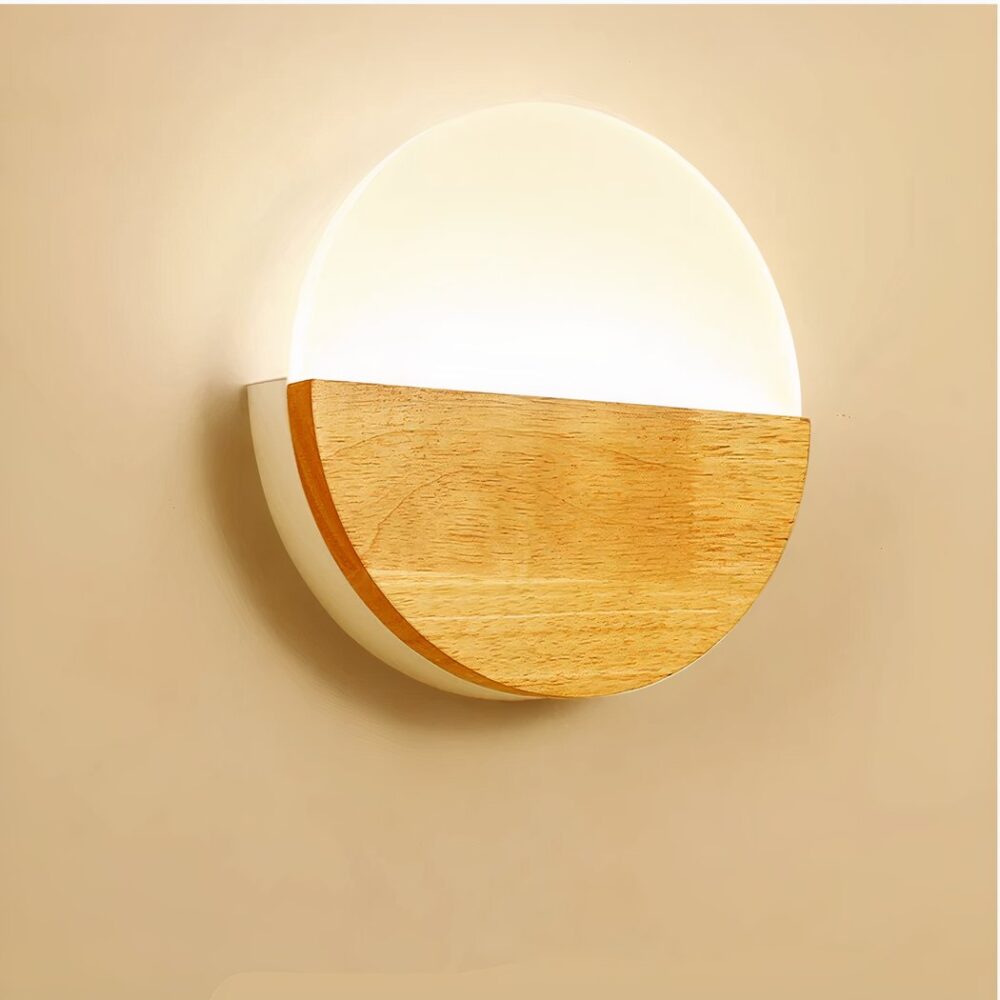 Aplique inferior de media luna en madera y aplique superior de media luna en acrílico. Montados en una pared beige.