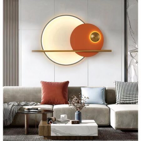 en un salón con tonos blancos, grises y naranjas, vemos un gran aplique circular naranja de estilo contemporáneo