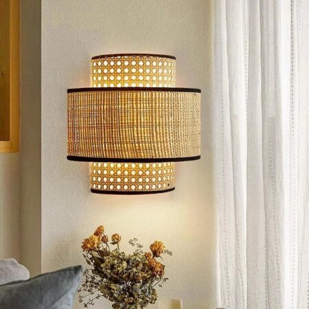 vemos un aplique de ratán y mimbre sobre una pared clara de estilo vintage