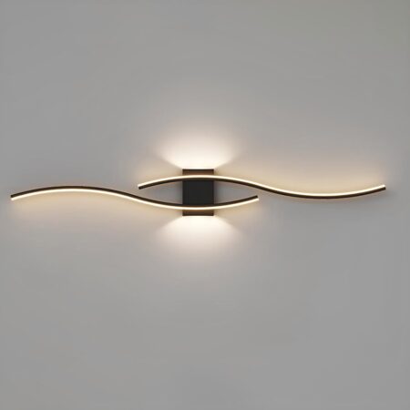 Aplique negro fijado a una pared gris, en forma de 2 ondas una encima de la otra sostenidas por un soporte rectangular negro. Las ondas son luminosas y la luz también sale de la parte superior e inferior del soporte.