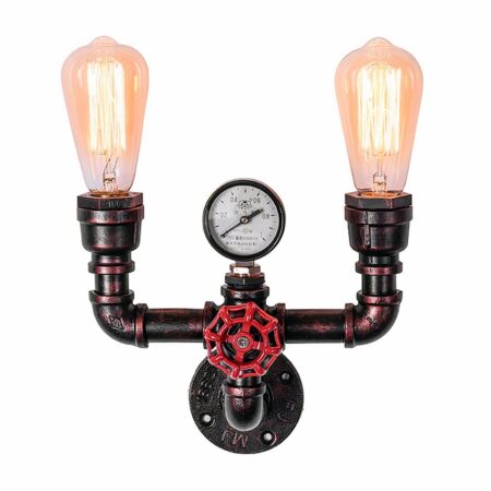 Aplique industrial en forma de tuberías y válvulas de agua metálicas con un mando rojo delante y un medidor de presión encima. Una salida a cada lado con una bombilla sobre fondo blanco.
