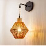en una pared luminosa se puede ver una lámpara de pared hecha con cuerda de cáñamo colgada en estilo bohemio