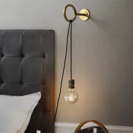 Aplique con cable bombilla estilo vintage Lámpara colgante en la pared de un dormitorio