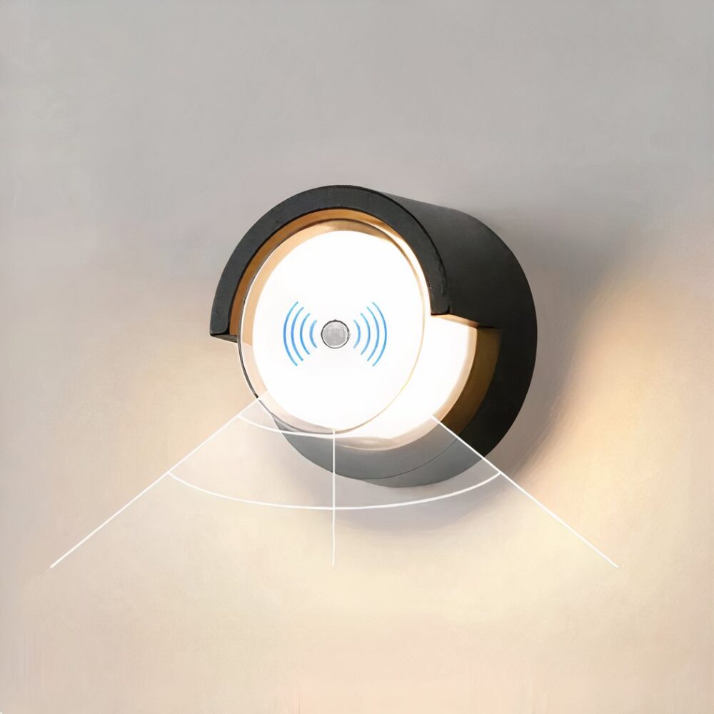 un aplique redondo de exterior se ve en una pared luminosa