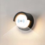 un aplique redondo de exterior se ve en una pared luminosa