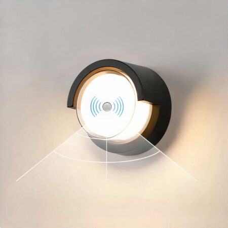 un aplique redondo de exterior se ve en una pared luminosa