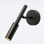 Aplique de lectura negro con base redonda y tija regulable. LED encendido. Fondo azul.