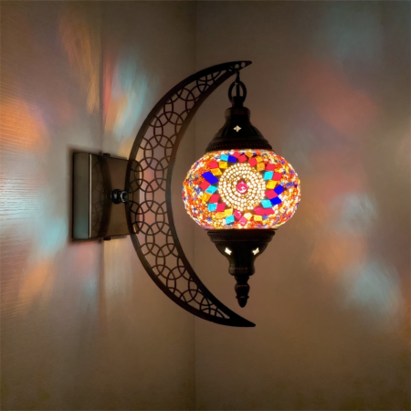 Aplique de estilo oriental en forma de luna con mosaicos montado en una pared