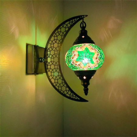 Aplique de luna de estilo oriental con mosaico fijado a una pared