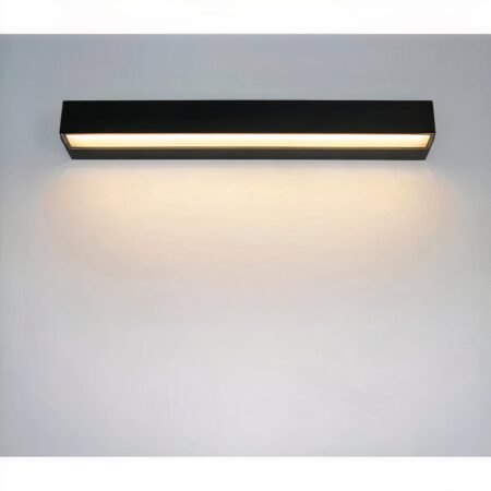 un aplique horizontal negro para exteriores se ve sobre una pared gris claro