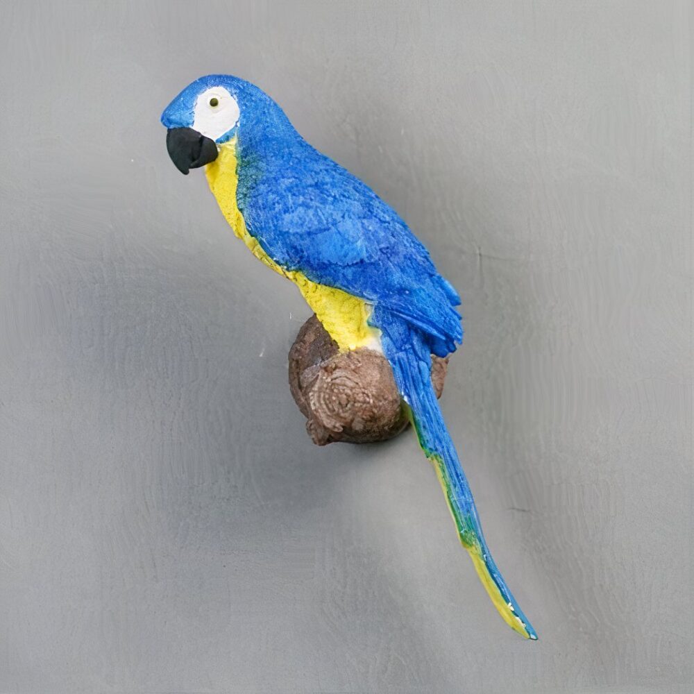 en una pared gris claro hay un aplique con forma de loro azul