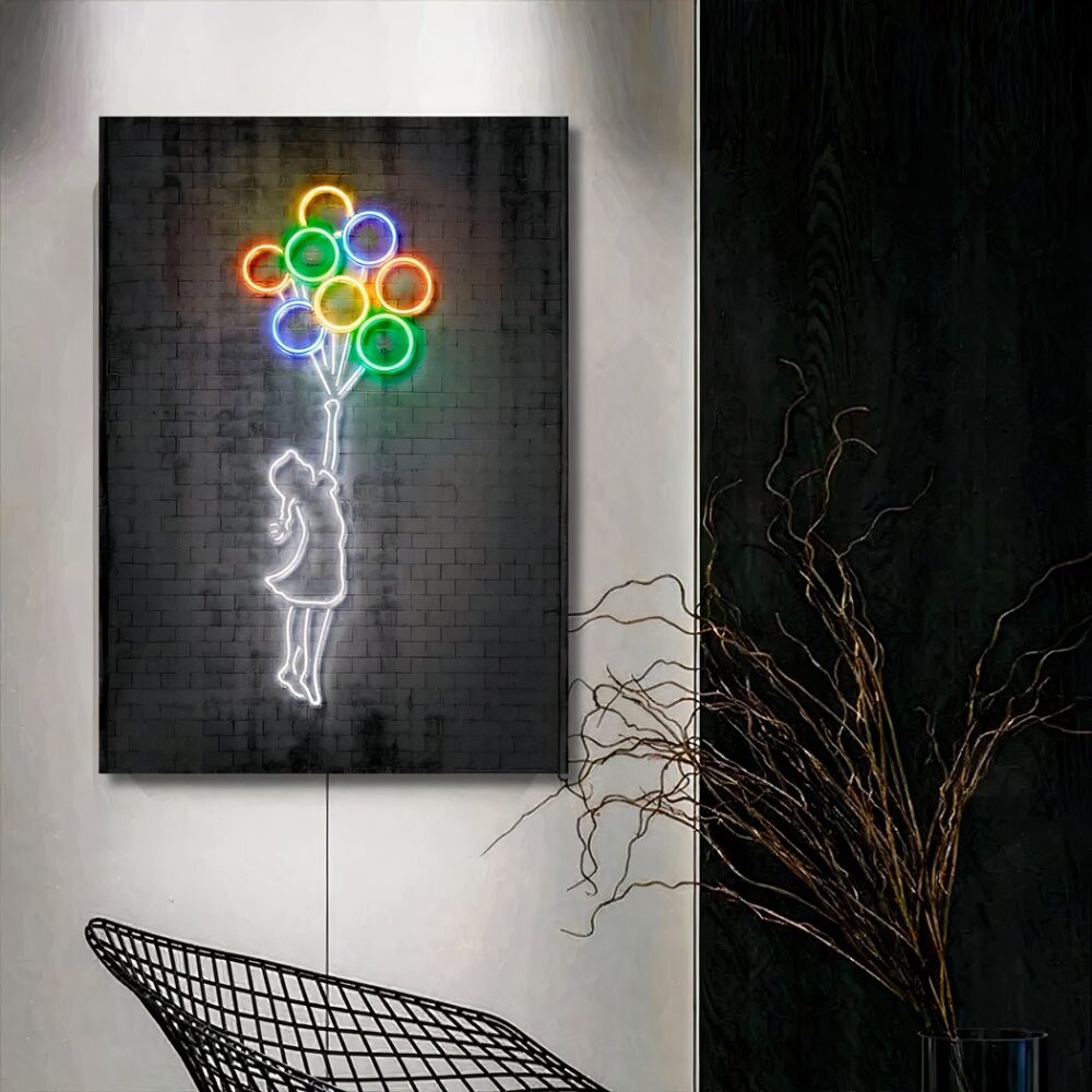 Lienzo gris con un diseño de una niña con contornos blancos brillantes que sostiene globos con contornos de colores brillantes en la mano. El enlace está sobre un suelo gris claro. El lado derecho es negro con una rama a la izquierda y un sillón de estilo metálico.