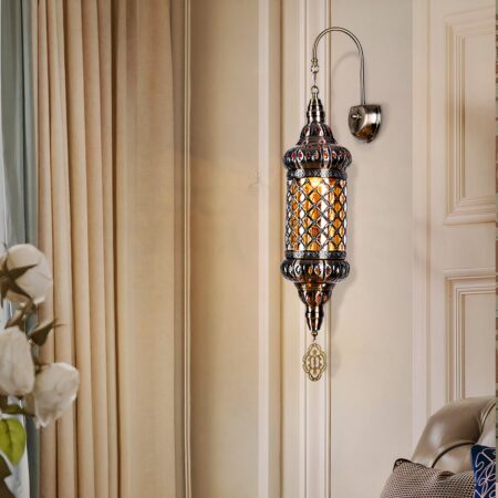 Un aplique vintage de estilo oriental colgado en una pared