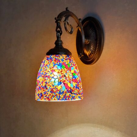 Un aplique de estilo oriental con mosaico fijado a la pared