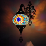 Un aplique de mosaico oriental fijado a una pared