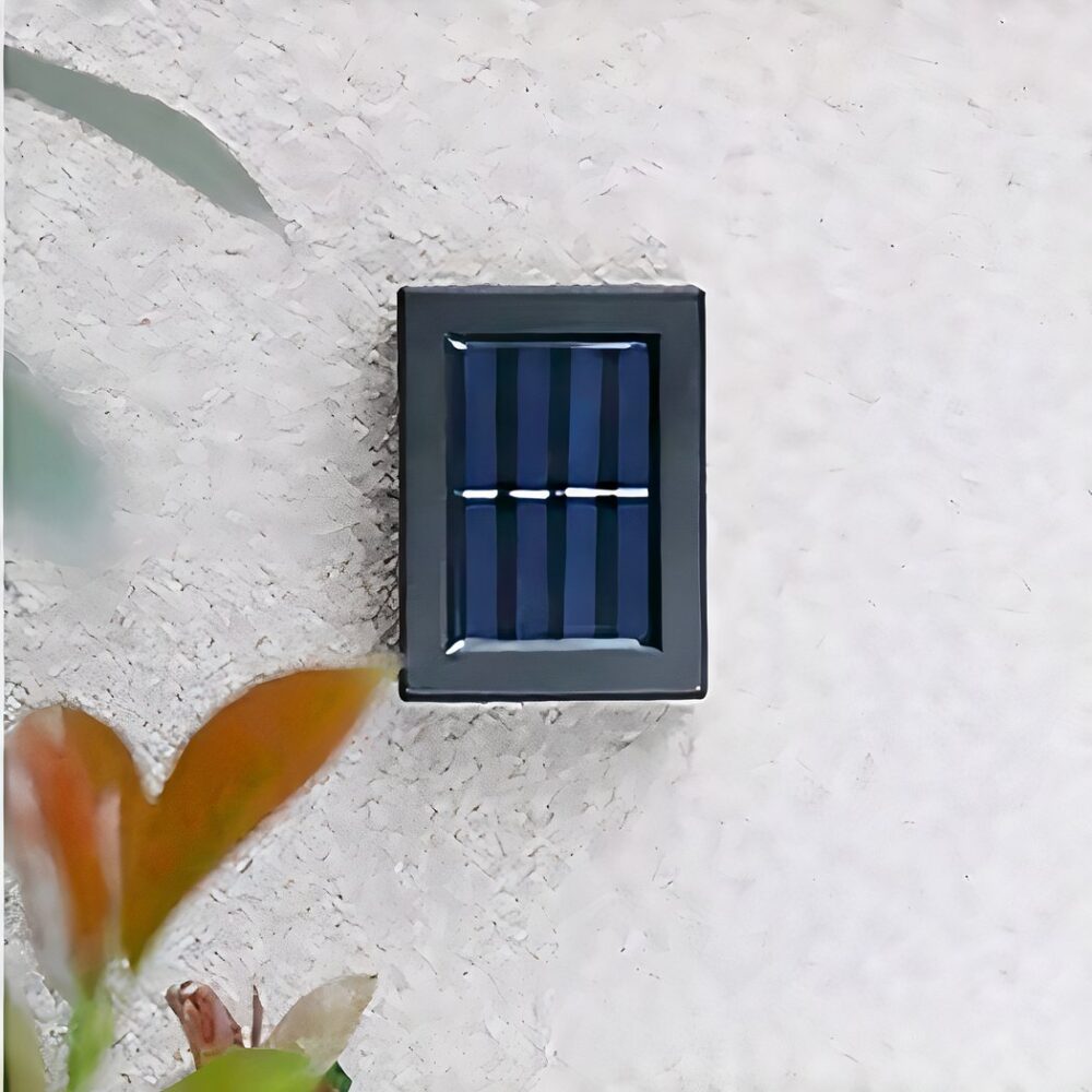 un aplique solar de exterior se ve en una pared exterior, se apaga