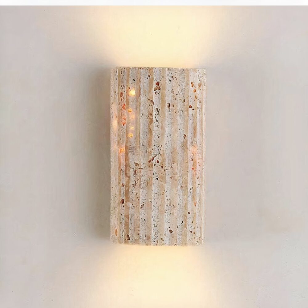 sobre una pared gris claro, un aplique vertical de piedra natural de estilo bohemio