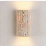 sobre una pared gris claro, un aplique vertical de piedra natural de estilo bohemio