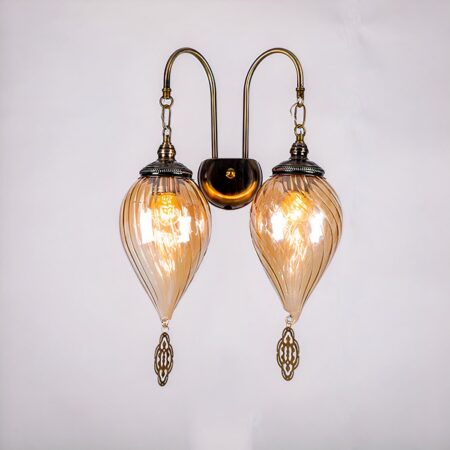 Lámpara de pared vintage de moda con doble cabeza de estilo oriental colgada en una pared