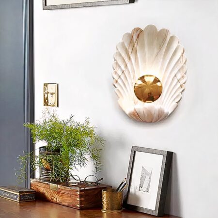 en un salón con paredes azules, se ve un aplique en forma de concha con efecto mármol