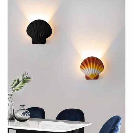 en un salón de paredes grises, hay dos apliques en forma de vieira, uno marrón y otro negro