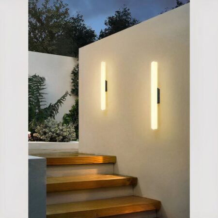 aplique de exterior en forma de tubo luminoso de neón montado en la pared de un jardín a lo largo de una escalera.