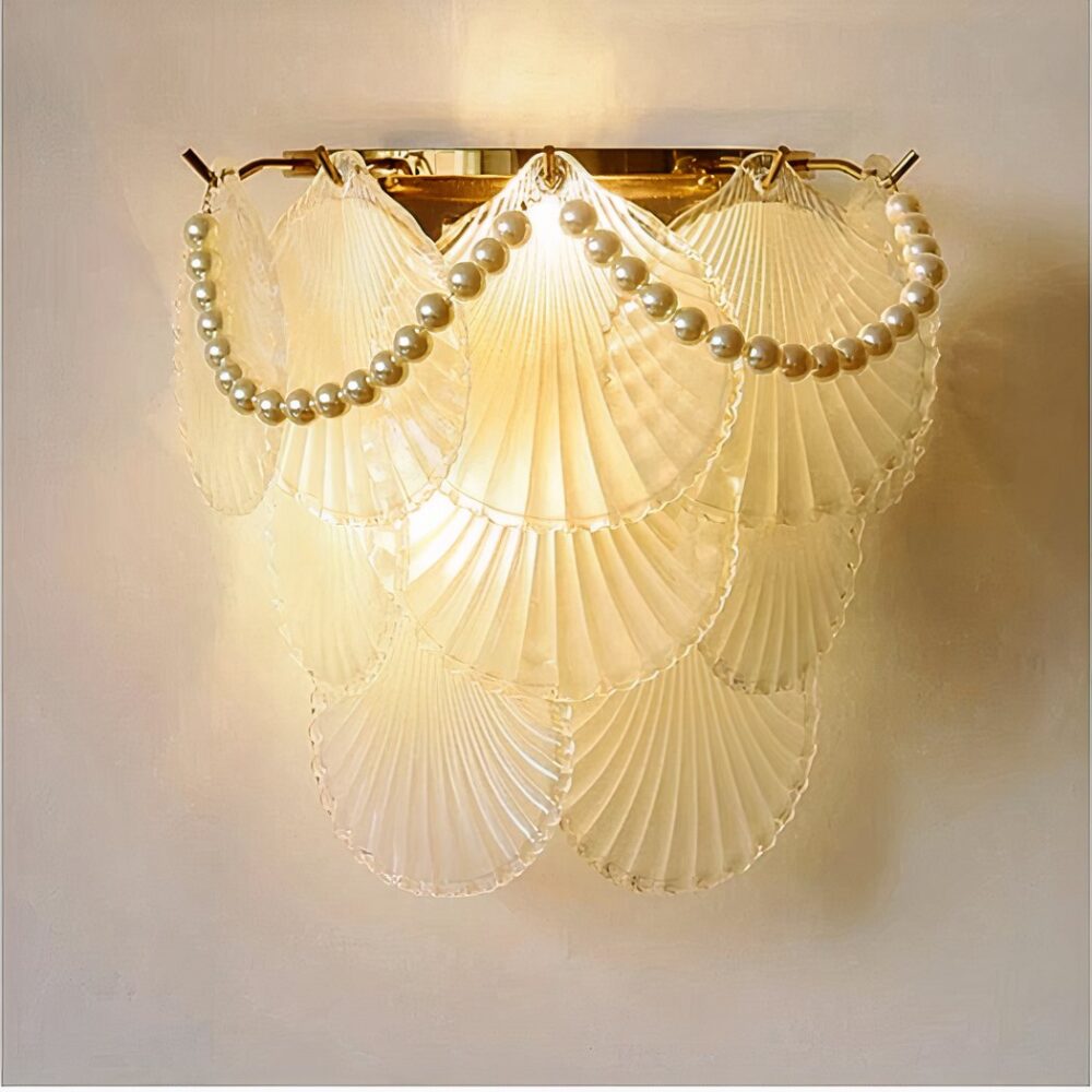 un aplique en forma de concha con perlas se ve sobre un fondo claro